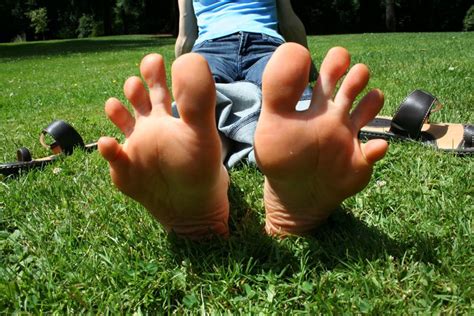 slight toe spreading from a beautiful barefoot girl full set here