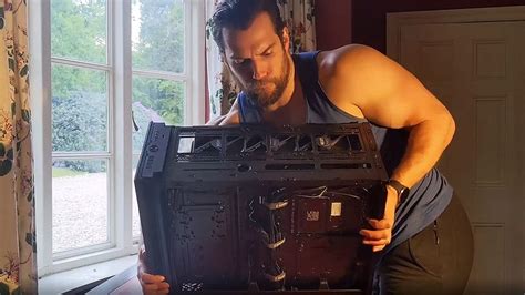 Henry Cavill Flexes His Pc Building Muscles In Sexy