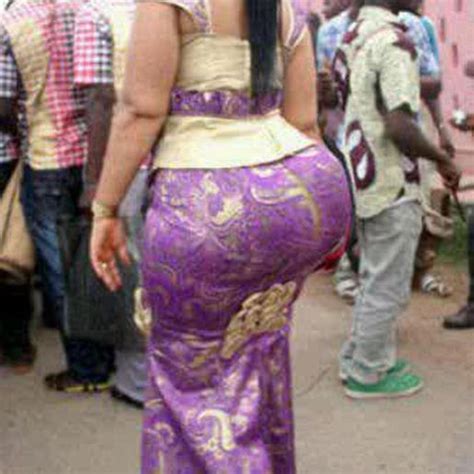 See Wetin Dis Woman Carry Dey Block My View For