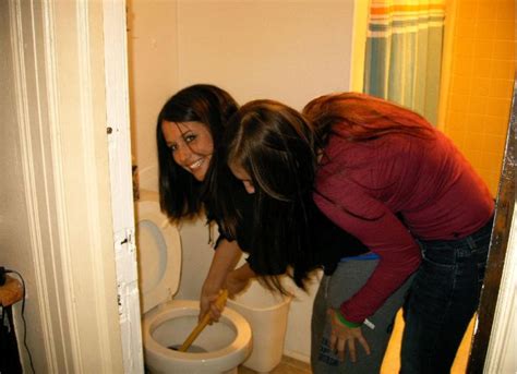 Hot Chicks Plunging Their Toilets 30 Pics