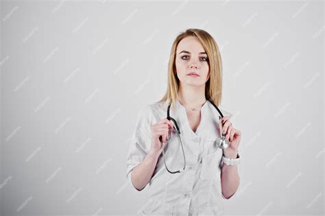 Enfermera Médico Rubia Con Estetoscopio Aislado Sobre Fondo Blanco
