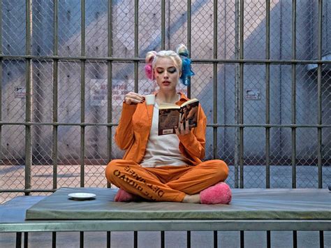 Suicide Squad Release New Harley Quinn Behind The Scenes Photo