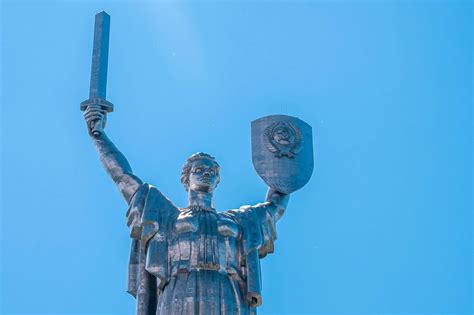 ukraine ersetzt hammer und sichel  kiew wahrzeichen durch eigenes wappen