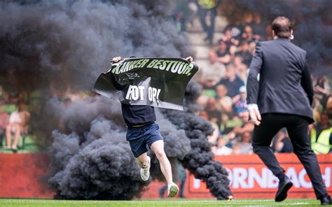 wedstrijd fc groningen ajax definitief gestaakt protestactie met rookbommen fan op het veld
