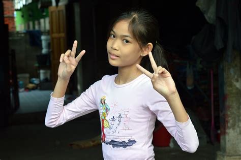 cute preteen girl sending you peace the foreign photographer ฝรั่งถ่ flickr
