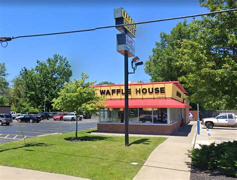 Customers Help Waffle House Worker Left To Run Diner Alone Talent Canada