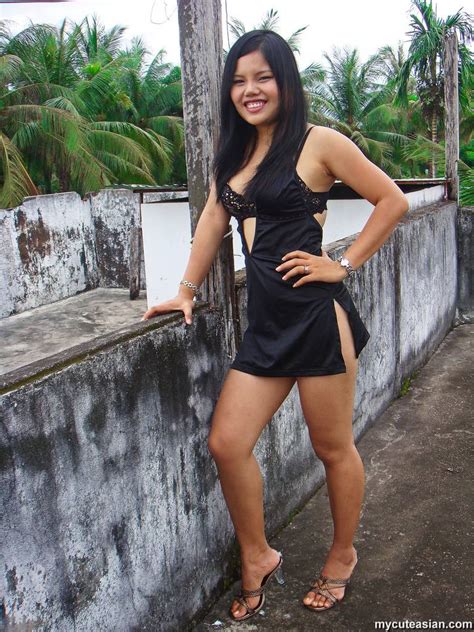 busty filipino amateur gf is posing outdoor