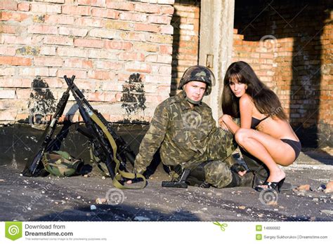 soldado com mulher sexy foto de stock imagem de soldado 14666682