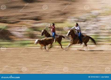 cowboys op horseback redactionele fotografie image  vaag