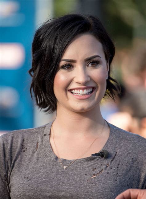 Demi Lovato S Short Haircut Celebrity Beauty Ideas Glamour