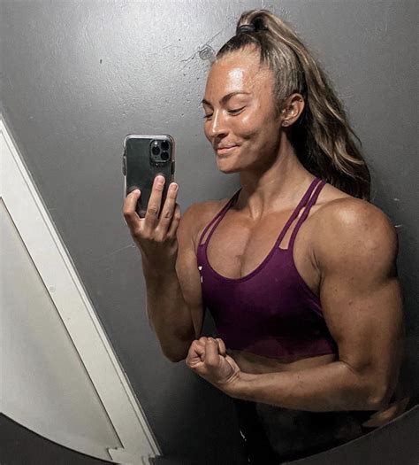 Pin By World All Corners On Femalebodybuilding Muscle Women Mirror