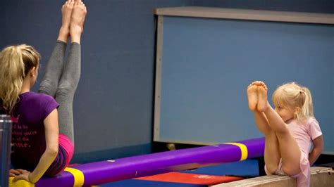 toddlers gymnastics  ultimate guide  parents making kids gymnast