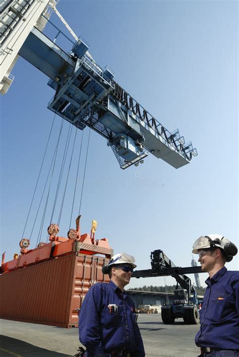 havenarbeiders en containerhaven stock afbeelding image  uitvoer haven