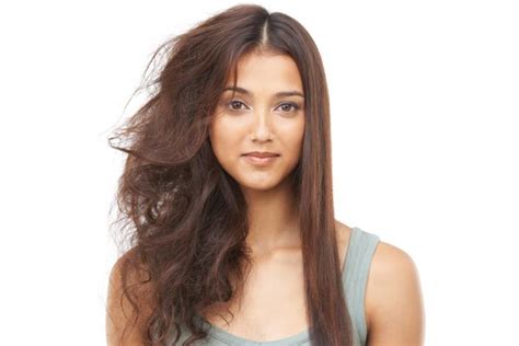 Miscelati tra loro danno vita ad una mousse . Come tenere sotto controllo i capelli crespi