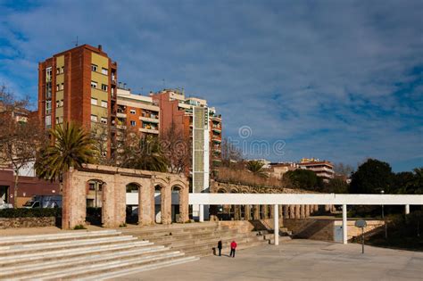 barcelona spanien februari  fyrkantiga parc del klumpa ihop redaktionell arkivfoto bild