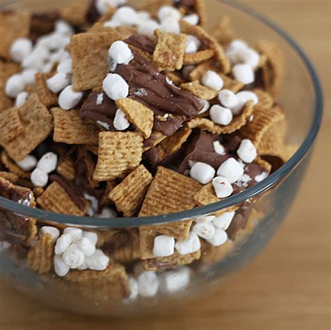 super easy  yummy summer treat smores snack mix
