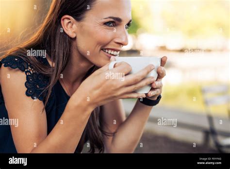 Junge Frau Hält Eine Tasse Kaffee Und Schauen Weg Lächeln Auf Den