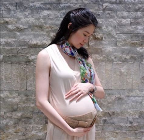 foto dan gosip artis cantik selebritis laura basuki foto hamil 9 bulan