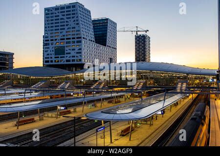 platforms  utrecht centraal railway station viewed   stock photo  alamy