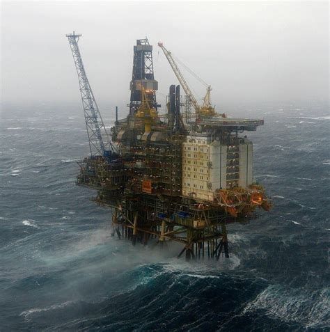 oil rig   north sea rsubmechanophobia