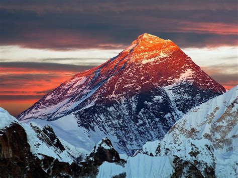 highest mountains  nepal   meters trekking trail nepal