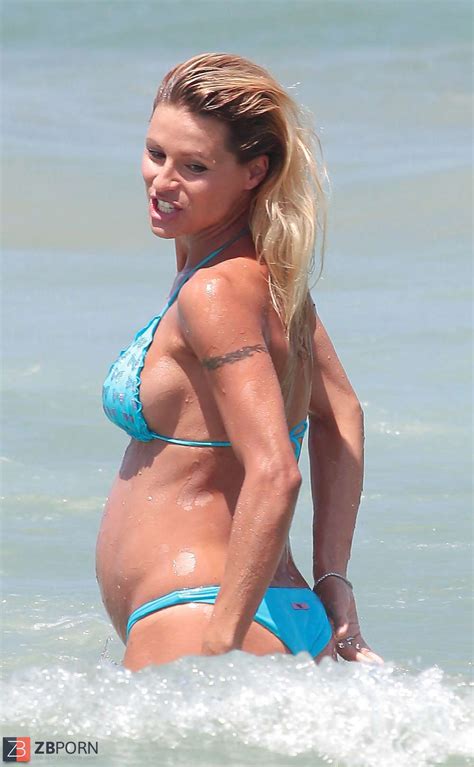 steamy pregnant celeb michelle hunziker in bathing suit