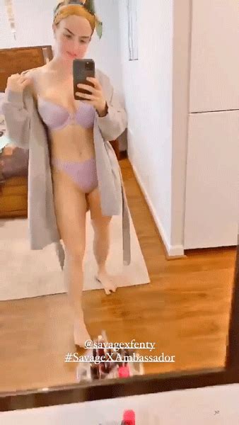 Joanna Levesque’s Sexy Feet And Big Tits 19 Photos S