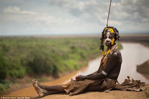 massimo rumi s photographs show ethiopia s omo valley tribesmen daily mail online