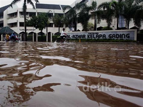 banjir sekolah al azhar kelapa gading diliburkan