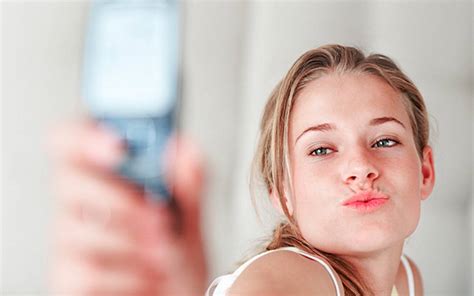 reportan alza de casos de sexting entre mujeres adolescentes de