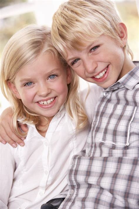 zwei junge kinder werfen zusammen auf stockbild bild von vertikal