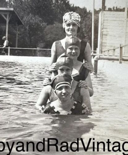 vintage 1920s photo flapper women lined up in pool swimsuit bathing cap