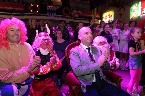 carnavalminnend wamel eert burgemeester van neerbos en noemt hem nu vincentix foto