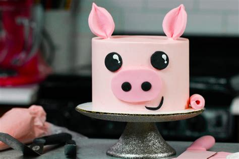 pig birthday cake moist pink cake layers  pink buttercream frosting