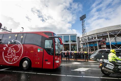 spelersbus ajax arriveert  rotterdam foto adnl