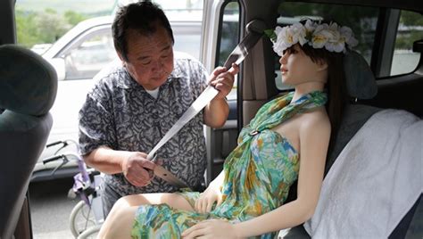el hombre sabe el empresario japonés que dejó a su esposa por una muñeca de silicona elantro