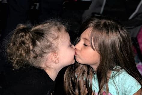 irmãs jovens beijando foto stock gratuita public domain pictures