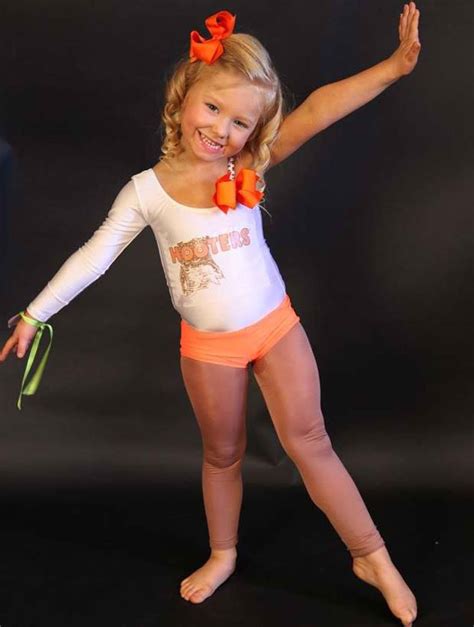 mom defends dressing her 4 year old daughter as a hooters waitress for