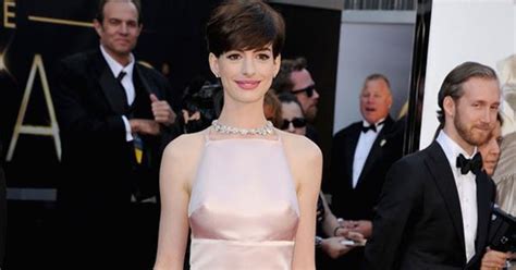Anne Hathaway S Oscars Wardrobe Malfunction Australian Women S Weekly