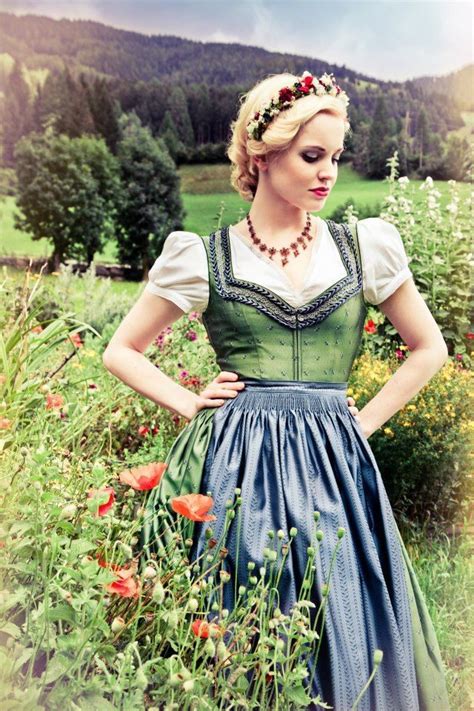 メルヘンの国ドイツの伝統衣装♡花嫁が着る『ディアンドル』が可愛い♬ ゜にて紹介している画像 Drindl Dress The Dress