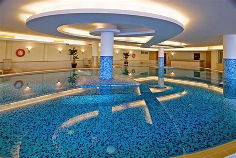 bangun hotel resort model kolam renang