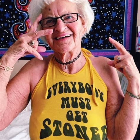 À 86 ans une grand mère enflamme instagram avec ses photos provocantes