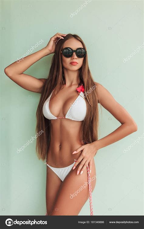 chica delgada atractiva posando bikini gafas sol — foto de stock © yuliyakirayonakbo 181349886