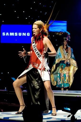 Показ национальных костюмов Мисс Вселенная 2008