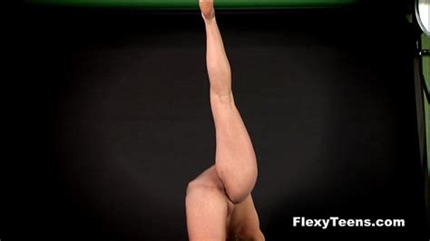 flexible blondie shows naked gymnastics xnxx