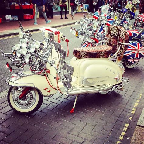 awesome seeing these in brighton town mods scooters italian mod