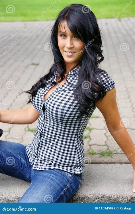 aantrekkelijke jonge vrouw met zwart haar stock afbeelding image of