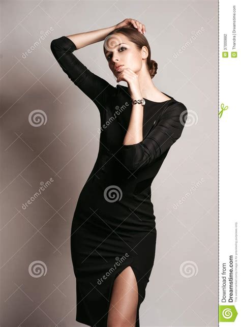 Het Mooie Vrouw Model Stellen In Elegante Kleding Stock Foto