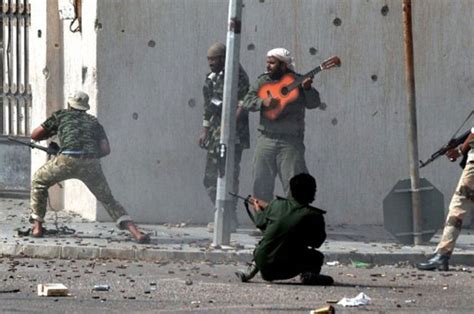 g1 combatente líbio é flagrado tocando violão em meio a troca de tiros notícias em revolta Árabe