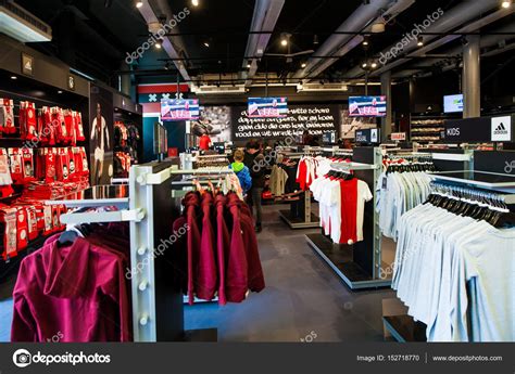 ajax fotball club winkel interieur op amsterdam arena nederland redactionele stockfoto